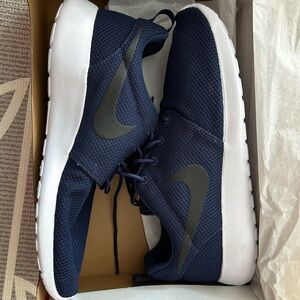New! Nike Roshe One Mens Size 11 Midnight Navy Black White Sneaker 511881-405